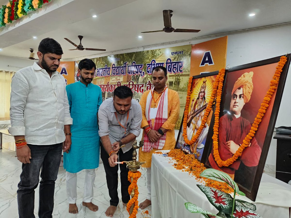 abvpsouthBR's tweet photo. अखिल भारतीय विद्यार्थी परिषद, दक्षिण बिहार की प्रांत कार्यकारिणी बैठक की शुरुआत S. F. D. के राष्ट्रीय संयोजक श्री राहुल गौड़, प्रान्त संगठन मंत्री श्री @RaushanSinghM, प्रान्त अध्यक्ष डॉ @lalbinit एवं प्रान्त मंत्री श्री सुमित कुमार सिंह ने संयुक्त रूप से दीप प्रज्जवलित कर किया। https://t.co/yoxKcE8iXp
