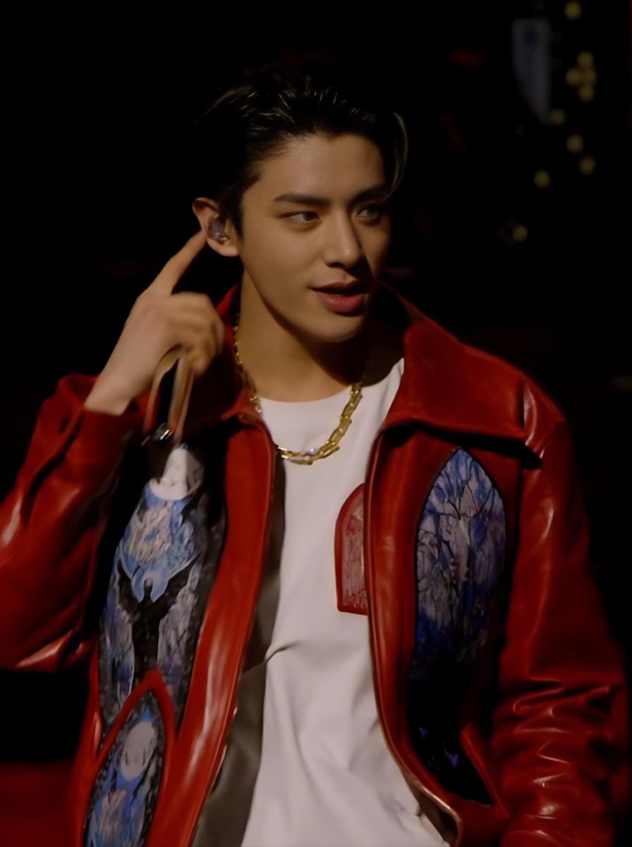 naneun_cheli's tweet photo. “WHO’S THE CUTE (hot!) GUY WITH THE RED LEATHER JACKET AND THE THICK ACCENT?”

that’s our JAKE!!

(an ongoing thread of JAKE w2 contents)

#ENCHELLA #JAKE #ENHYPEN_JAKE https://t.co/3UwDlvLfBQ