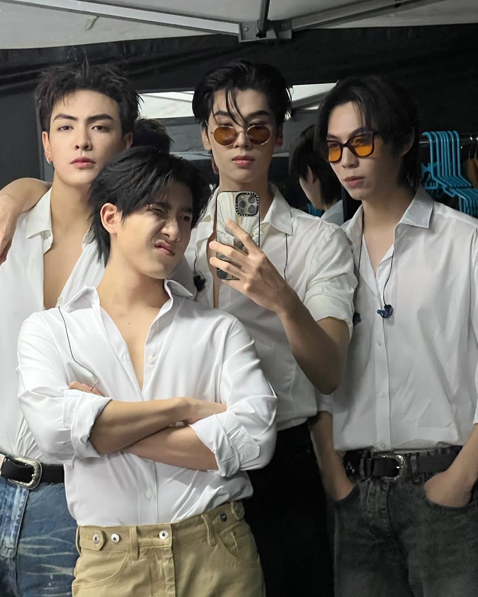 mikrokosmos000's tweet photo. OMG HELLO??? 

FKJD FM IN MACAO #TheHeartKillersFMinMacao 
#เฟิร์สข้าวตัง. https://t.co/yIrWGiCfvY