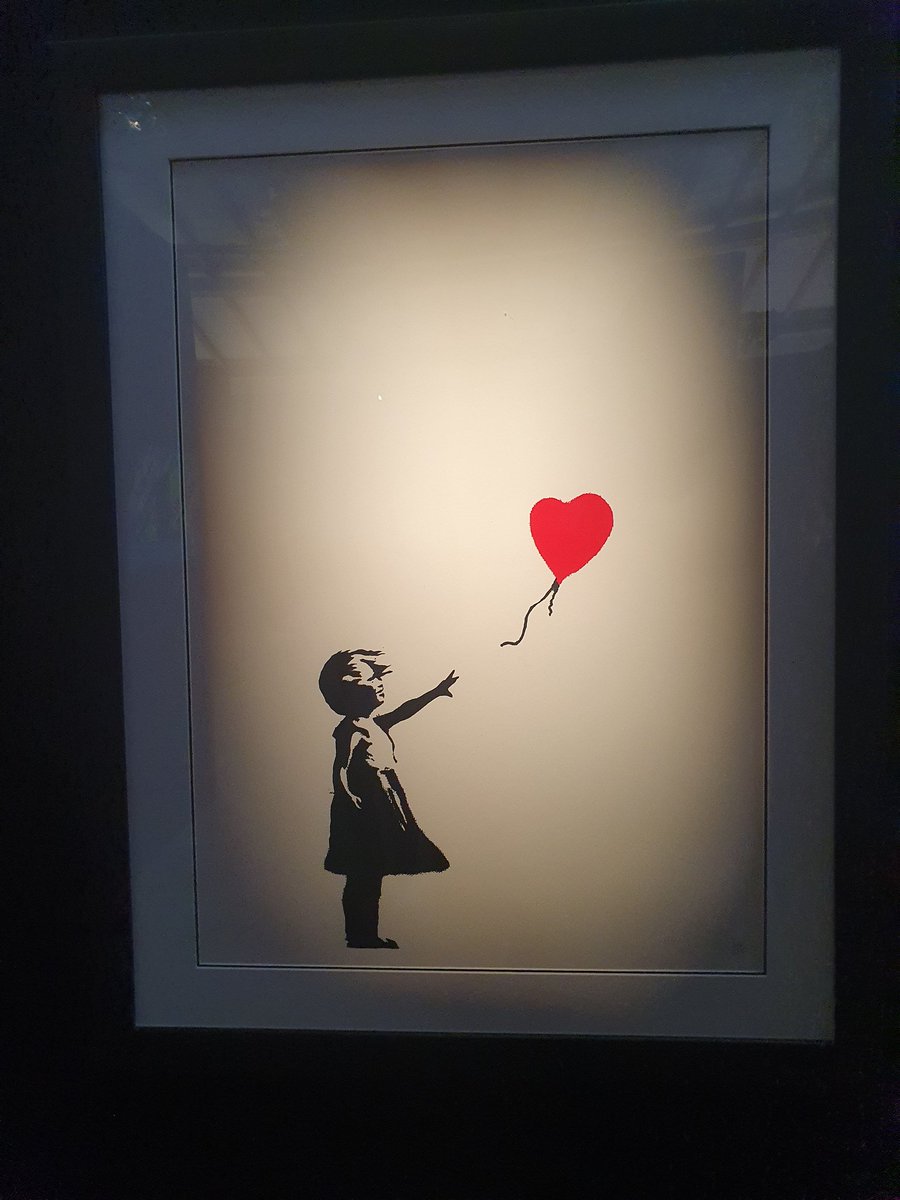 DavidFueleki's tweet image. Banksy-Ausstellung in #Chemnitz: Hingehen!
Viele Originale, eine Virtual Reality-Tour und ein wortwörtlicher Exit through the Gift Shop.
Banksy selber konnte aber leider nicht vor Ort sein, weil er gebucht wurde, um einen Baumarkt feierlich zu eröffnen.
#Banksy #banksyart