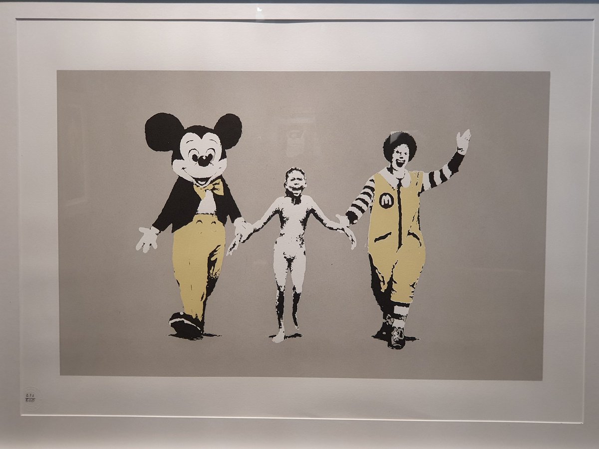 DavidFueleki's tweet image. Banksy-Ausstellung in #Chemnitz: Hingehen!
Viele Originale, eine Virtual Reality-Tour und ein wortwörtlicher Exit through the Gift Shop.
Banksy selber konnte aber leider nicht vor Ort sein, weil er gebucht wurde, um einen Baumarkt feierlich zu eröffnen.
#Banksy #banksyart