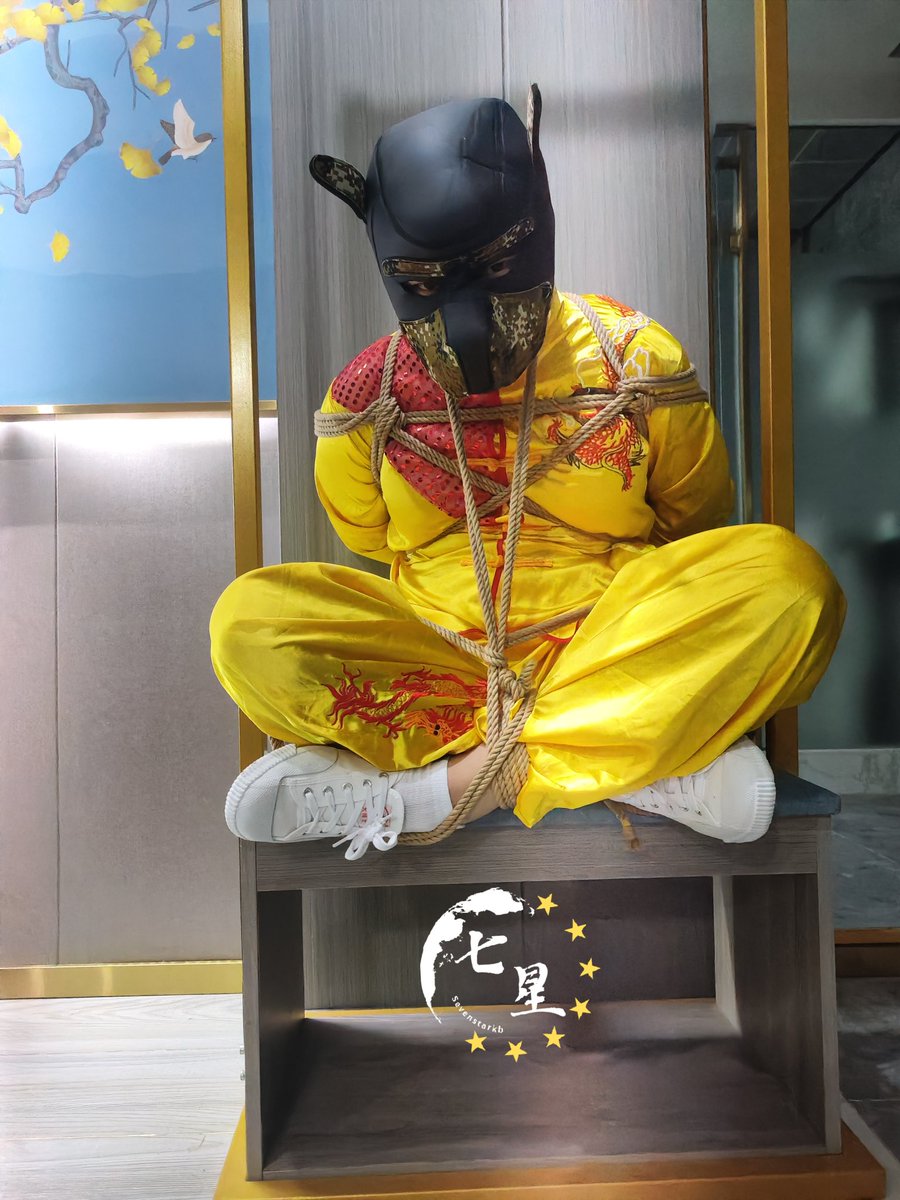 刚练完武术，就迫不及开待来戴上狗头套被绑