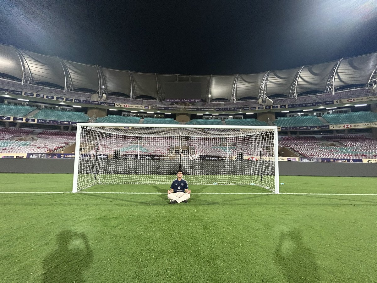 aceviksar3's tweet photo. My idol , we have the same play style 💪🏽
Did this after the El Classico legends match in India 😄 https://t.co/EdQuoFqZID