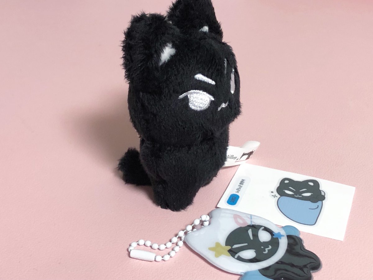 너 무 귀 여 워 🎵🎶💕💕💕
깜한이 혼자 서있는거 너무 기 특 해 🫰🏻