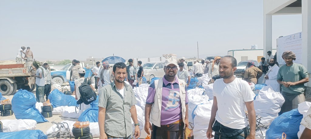 roykan201's tweet photo. "فرحة الصيادين وهم يستلمون شباك الصيد الجديدة تعجز الكلمات عن وصفها!
رزق البحر يبدأ بخيط، والله يبارك في كل غزوة بحرية." 
#SMEPS 
#SFISH"
@SMEPSYEMEN https://t.co/5fm9Ljl7Lf