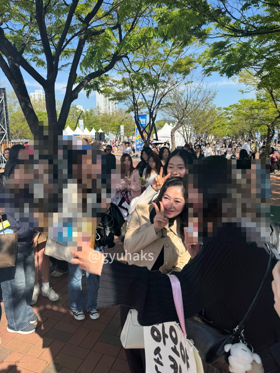 gyuhaks's tweet photo. 250420 제베원 막콘

SPOTTED HANBINS MUM AND SIS COMING FOR THE CONCERT 😭😭 THEY ARE SO PRETTY 😭😭😭

#hanbin #성한빈 #한빈 #제베원 #제로베이스원 #zerobaseone #zb1 #zb1fancon https://t.co/O8WnmqFfHx