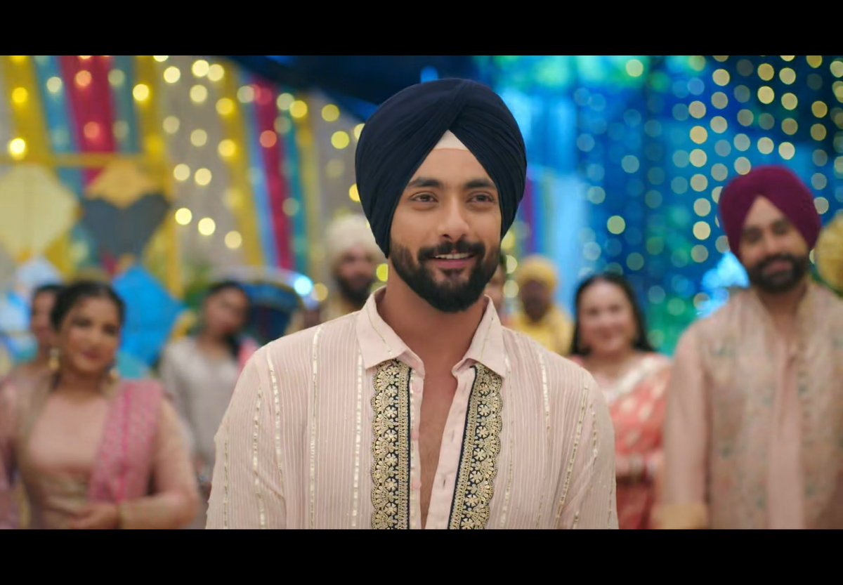 anjali902's tweet photo. Thank you Joy Singh(and Sona❤️)for tying the turban so beautifully and fk for carrying it so gracefully. He transformed his face/body to suit the character and become the character. Fk’s best look so far tbh among all the roles he’d portrayed. Dedication👌 #IssIshqKaRabbRakha https://t.co/keaiCnAo4I