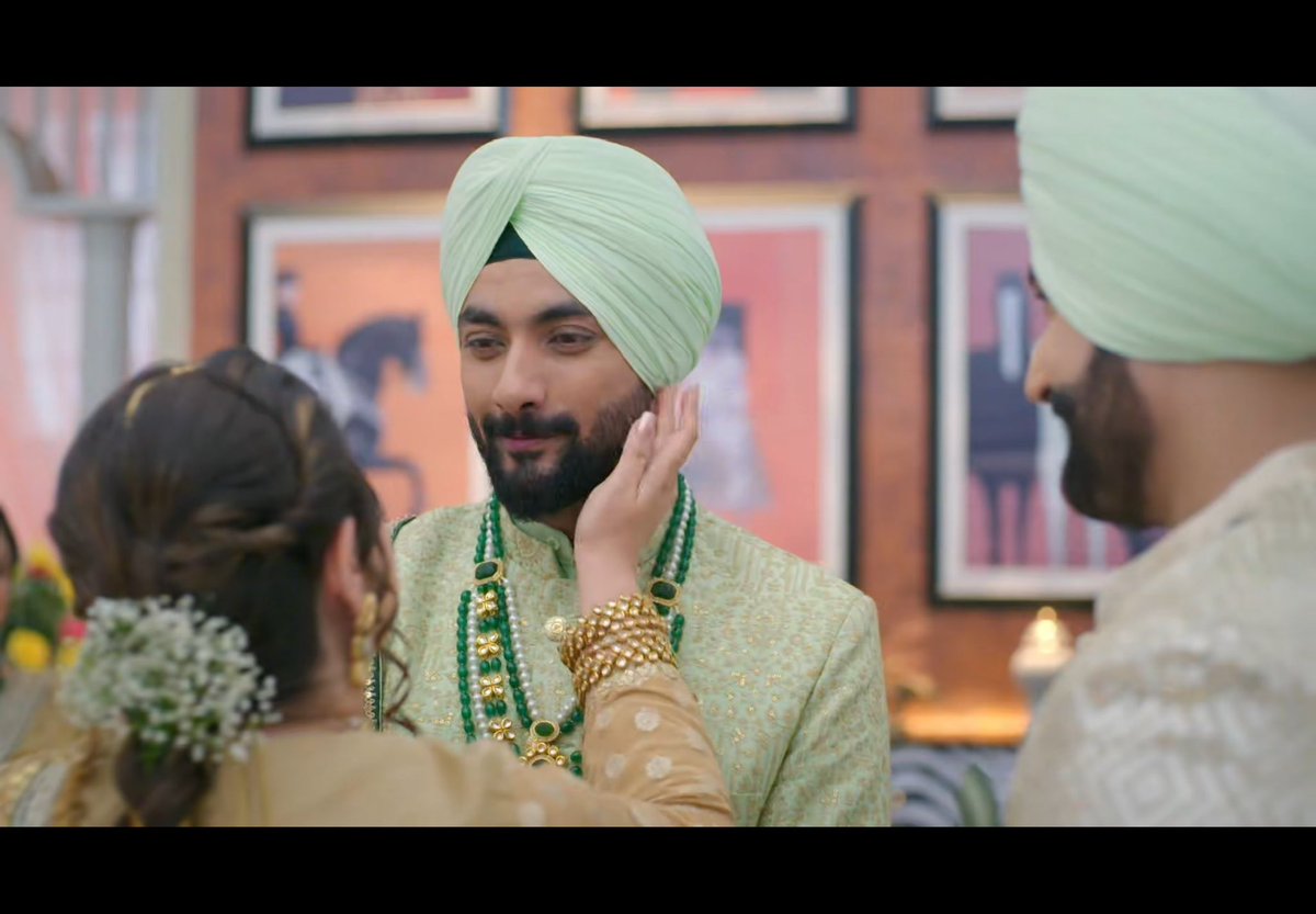 anjali902's tweet photo. Thank you Joy Singh(and Sona❤️)for tying the turban so beautifully and fk for carrying it so gracefully. He transformed his face/body to suit the character and become the character. Fk’s best look so far tbh among all the roles he’d portrayed. Dedication👌 #IssIshqKaRabbRakha https://t.co/keaiCnAo4I