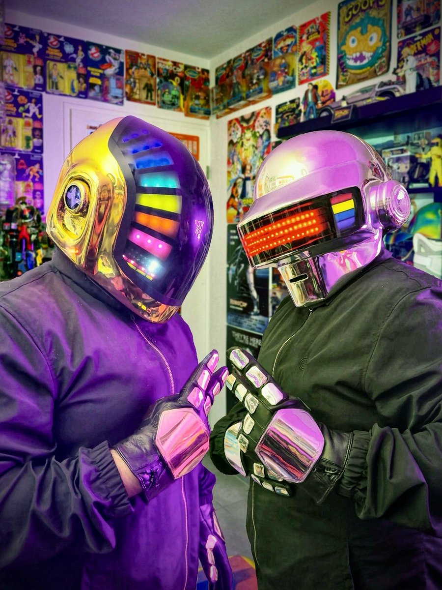 Les Daft Punk vous souhaitent un bon dimanche de Pâques ! On espère que la récolte des oeufs choco avec ou sans enfants a été bonne 😂 
(Ceci n’est pas un montage - les casques sont faits par CASCOS ALEX !)
Je rêvais de les avoir depuis les #annees2000 avec Discovery #Daftpunk !