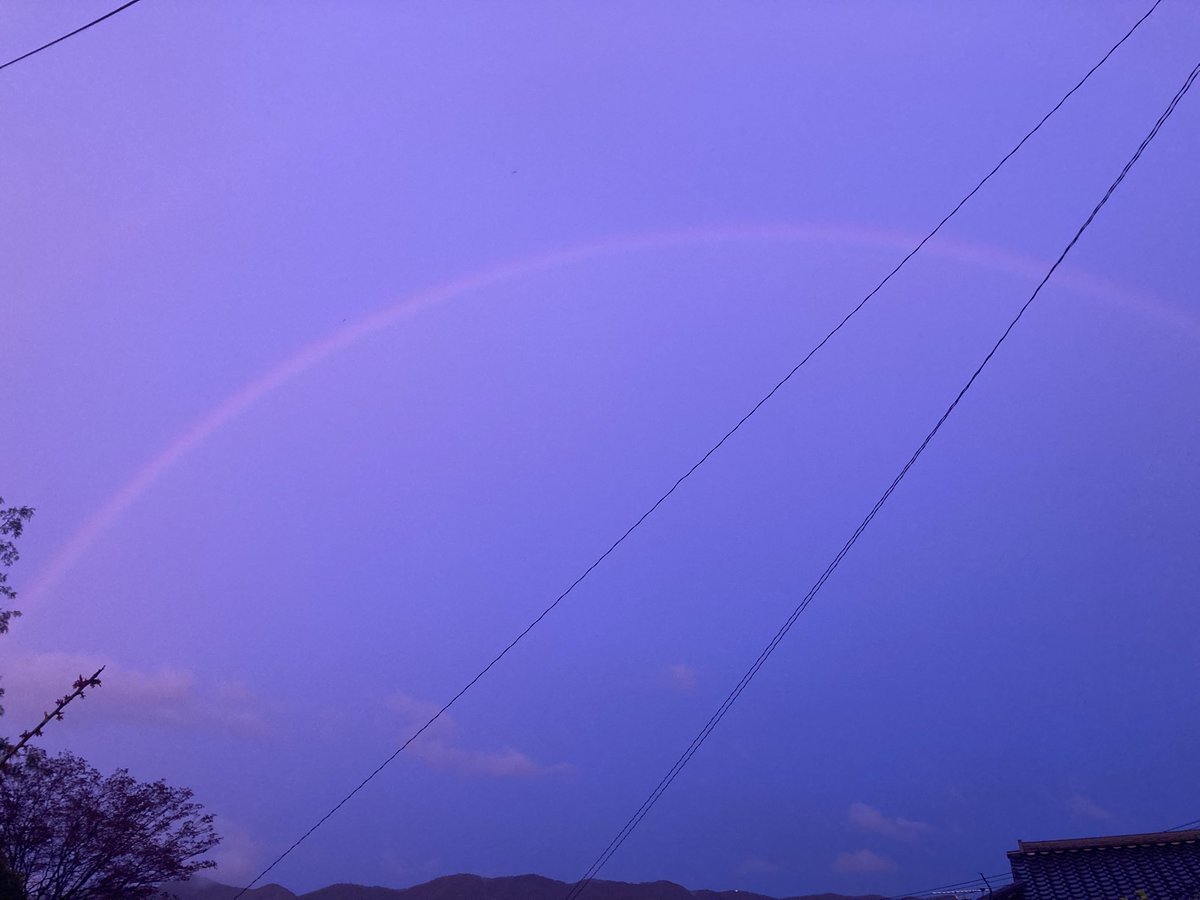 Tim_0908's tweet photo. Tim来てくれたーーー❤️
外明るいなぁと思って見たら、ピンク色の空に虹🌈出てた!!!!
（分かりにくい📸だけど💦） https://t.co/7sAq3DYmcP