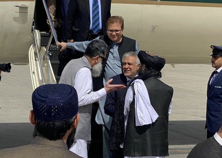 راشئ دا تریخ حقیقت و منو چې له شریر ګاونډي پاکستان سره د طالبانو سیاست ډېر خوندور روان دی.

د پاکستان د بهرنیو چارو وزیر ته د طالبانو د بهرنیو چارو وزارت مالي او اداري ریس استقبال ډېر خوند راکړ.

طالبانو د نړۍ په وړاندي پاکستان ته سخته ډیپلوماټیکه څپېړه ورکړه.

څه باید وشي؟ 

درې