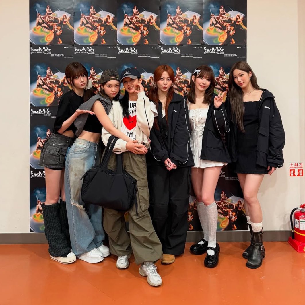 elsserafim's tweet photo. Lee Hyeri with LE SSERAFIM ♡ https://t.co/D2N2GD3HIb