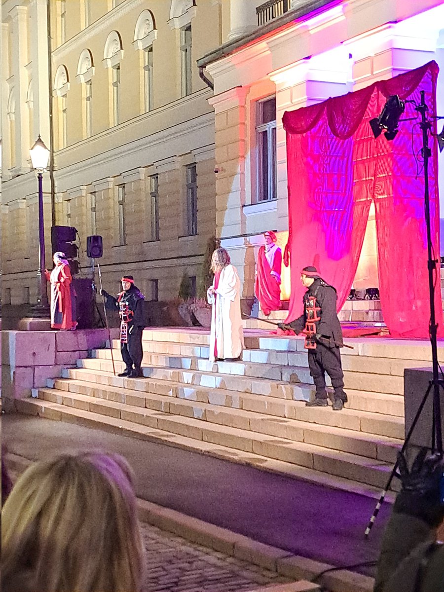 somevaari's tweet image. Kuvia Helsingin Senaatintorin #ViaCrucis esiksestä ja sen jälkeisestä pääsiäisyön messusta täpötäydessä tuomiokirkossa.
#kirkko #pääsiäinen