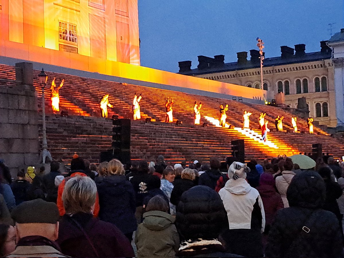 somevaari's tweet image. Kuvia Helsingin Senaatintorin #ViaCrucis esiksestä ja sen jälkeisestä pääsiäisyön messusta täpötäydessä tuomiokirkossa.
#kirkko #pääsiäinen