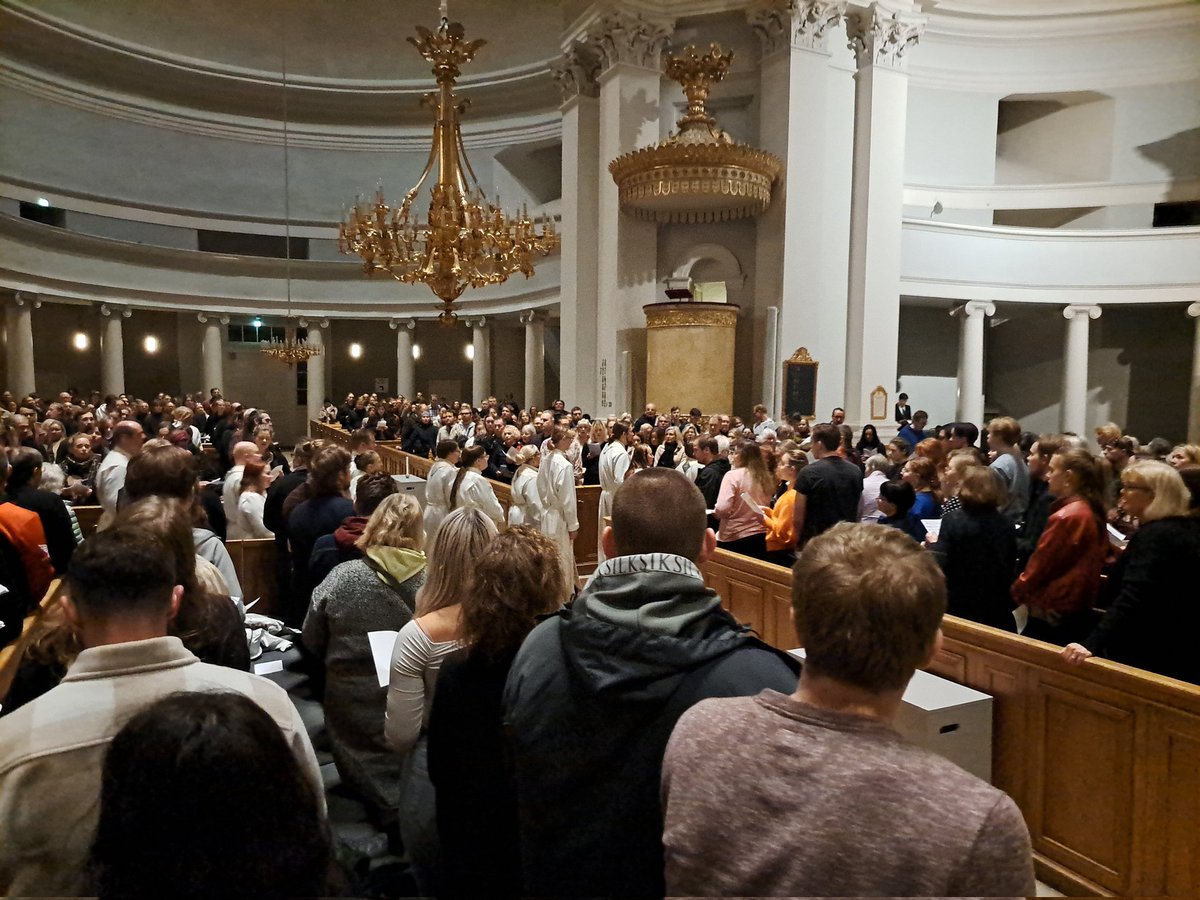 somevaari's tweet image. Kuvia Helsingin Senaatintorin #ViaCrucis esiksestä ja sen jälkeisestä pääsiäisyön messusta täpötäydessä tuomiokirkossa.
#kirkko #pääsiäinen