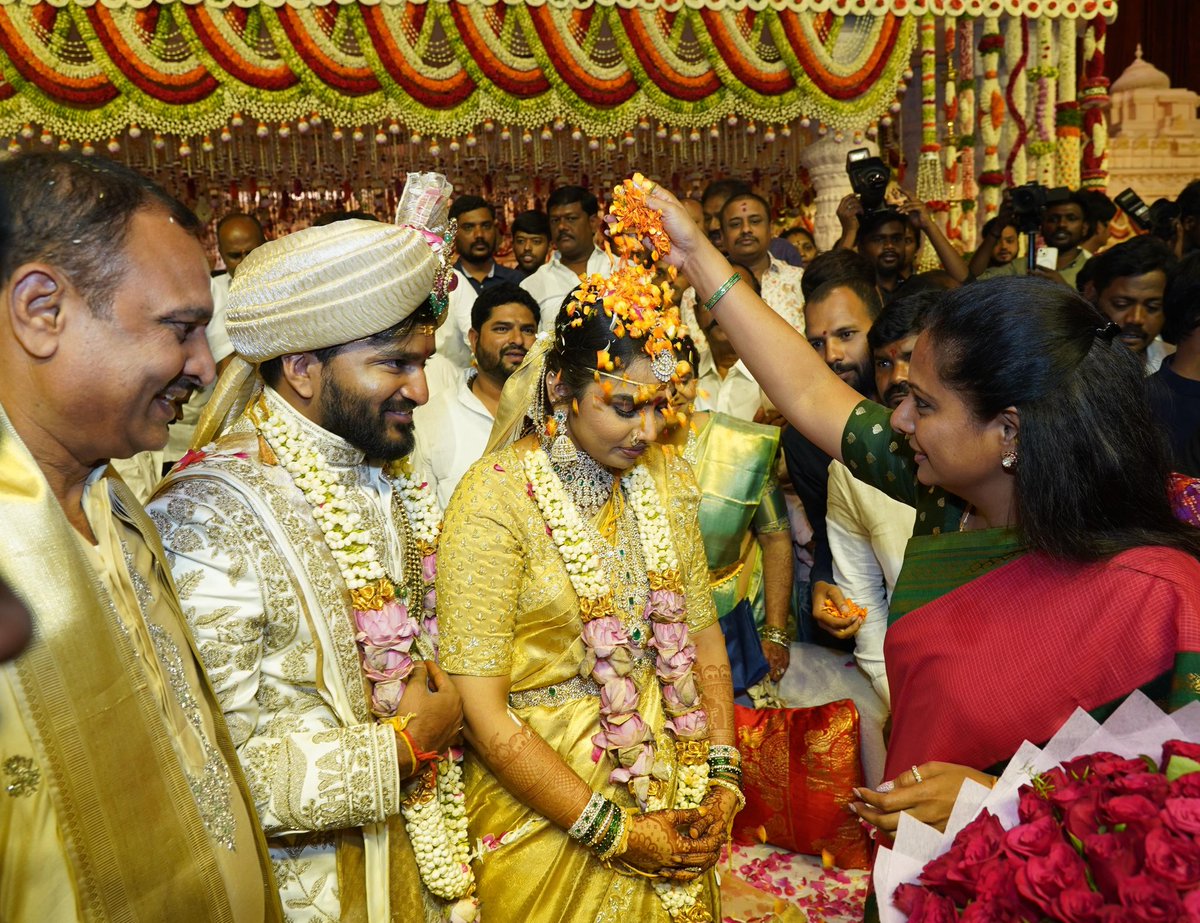 OfficeOfKavitha's tweet photo. హైదరాబాద్ లోని హైటెక్స్ కన్వెన్షన్ లో జరిగిన ఉప్పల్ ఎమ్మెల్యే బండారు లక్ష్మారెడ్డి గారి కూతురి వివాహానికి హాజరై వధూవరులను ఆశీర్వదించిన ఎమ్మెల్సీ @RaoKavitha https://t.co/ot5KicxQW4