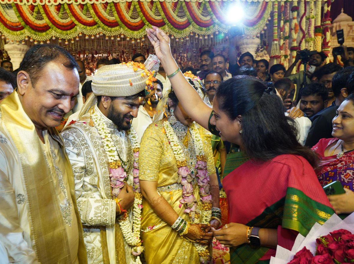 OfficeOfKavitha's tweet photo. హైదరాబాద్ లోని హైటెక్స్ కన్వెన్షన్ లో జరిగిన ఉప్పల్ ఎమ్మెల్యే బండారు లక్ష్మారెడ్డి గారి కూతురి వివాహానికి హాజరై వధూవరులను ఆశీర్వదించిన ఎమ్మెల్సీ @RaoKavitha https://t.co/ot5KicxQW4