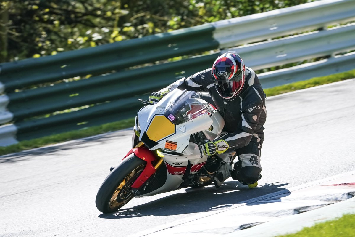 Chris241287's tweet photo. A few shots from my @CadwellPark @NoLimitsOnTrack track day, thanks Hawk Media Services for the awesome photos #trackday #yamaha #r1 #worldgp60thanniversary #brembo #akrapovic #lightech #evotechperformance #puig #brembo #michelin https://t.co/OCBMdIiUzd