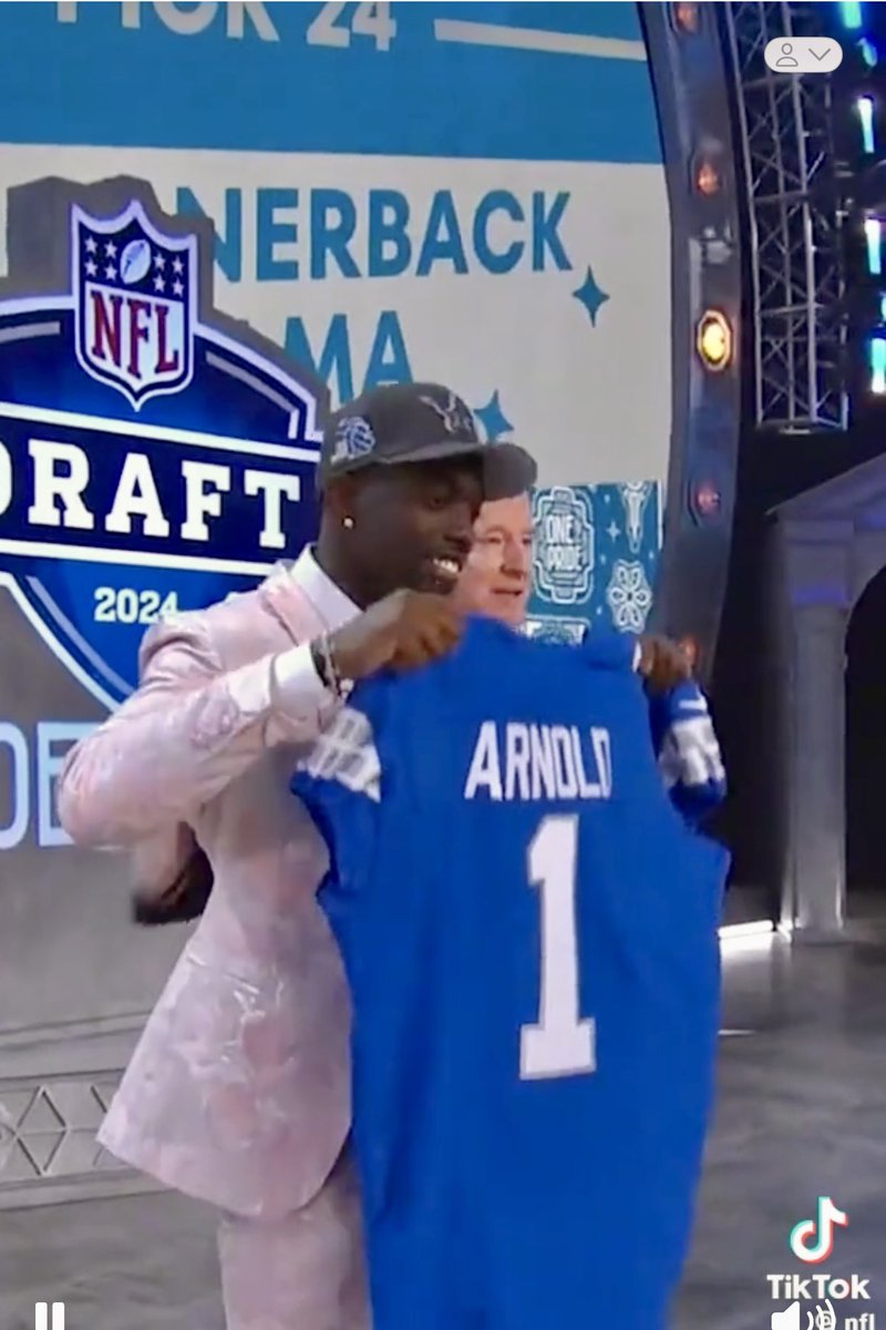 HFarzambeh40232's tweet photo. 90 Seconds to Stitch a Dream:
They’ve got just a minute and a half to print, press, and prep that custom NFL jersey—right as the pick is announced! Draft day magic isn’t just on the stage, it’s behind it too.

#NFLDraft2024 #BehindTheScenes #NFLJerseyMagic #DraftDayRush