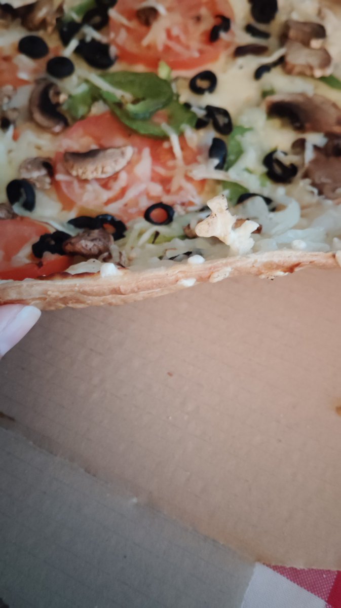 neeree04's tweet photo. Ayer pedí dos pizzas medianas veganas que costaban 30€ cada una sin oferta de 2x1. Me llegaron dos pizzas congeladas, con unas verduras puestas por encima y sin tostar ni un poquito. Es una vergüenza que ofrezcáis un producto y no tenga ni un mínimo de calidad @DominosPizza_ES https://t.co/s6UN6I61gL