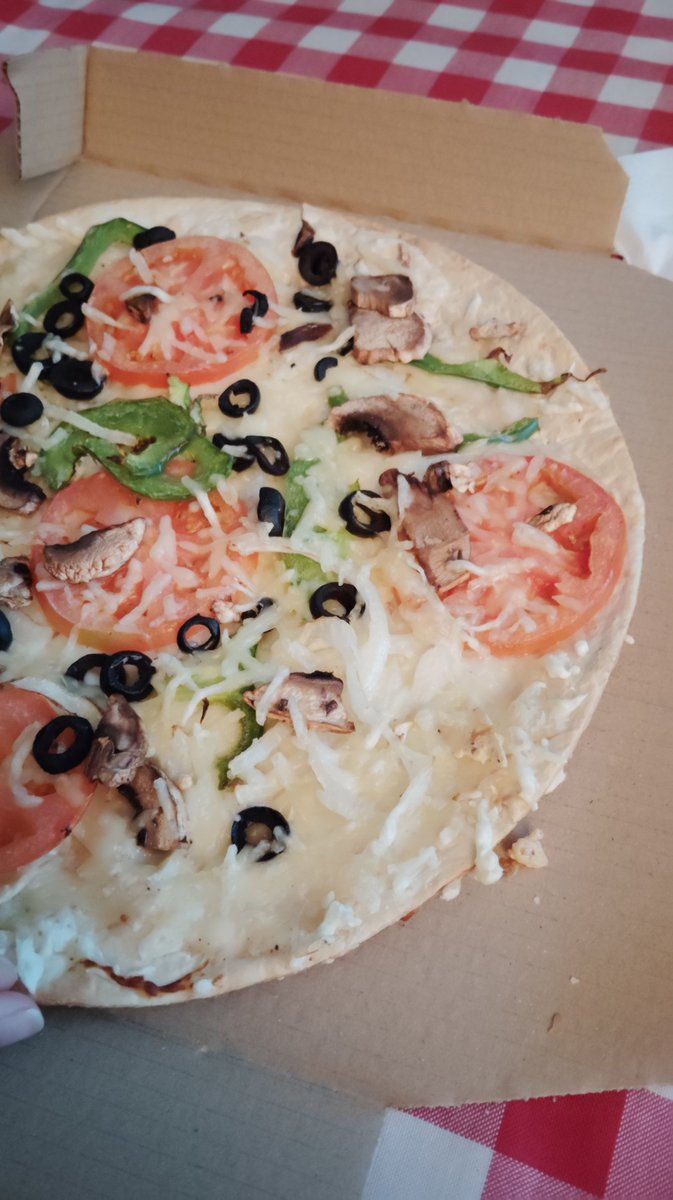 neeree04's tweet photo. Ayer pedí dos pizzas medianas veganas que costaban 30€ cada una sin oferta de 2x1. Me llegaron dos pizzas congeladas, con unas verduras puestas por encima y sin tostar ni un poquito. Es una vergüenza que ofrezcáis un producto y no tenga ni un mínimo de calidad @DominosPizza_ES https://t.co/s6UN6I61gL