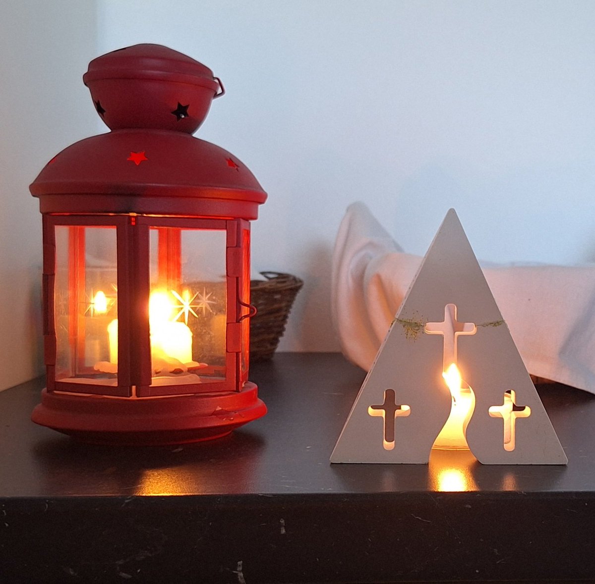 Das Kreuz durchbricht die Finternis!
Gesegnete Ostern!