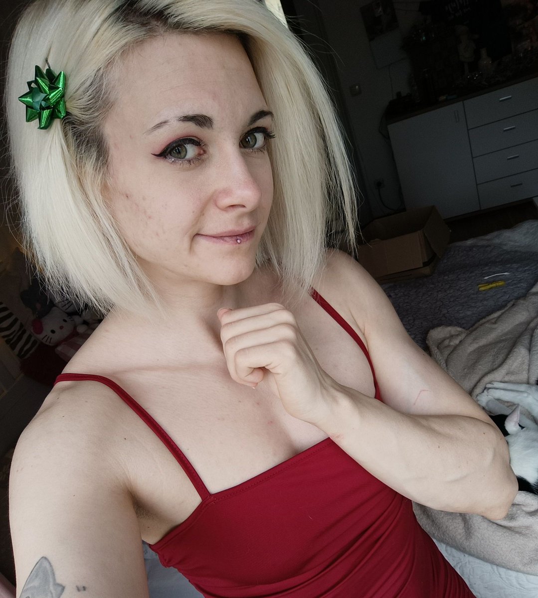 AkikoYuOfficial's tweet image. Hat etwas weihnachtliches an sich, finde ich 😀 

#motto #mode #reddress #blonde