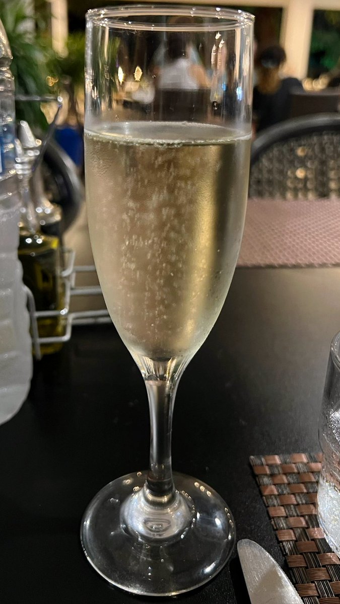 Y me estarás llamando cada 20 de abril, y dirán que no hay nadie, que estoy lejos de aquí. 🎵 🥂