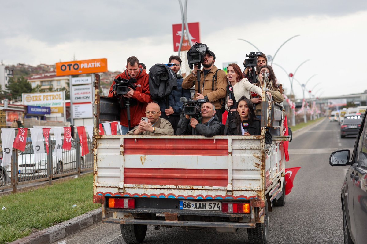 Tarihi anları eksiksiz görüntüleyip kamoyuna aktaran emekçi gazeteci meslektaşlarım ile gurur duyuyorum...
Bu tarihi fotoğraf karesini kıskanan bazı besleme gazeteciler, işlerini eksiksiz yapmaya çalışan gerçek gazeteci meslektaşlarımıza laf etmişler...
Siz besleme