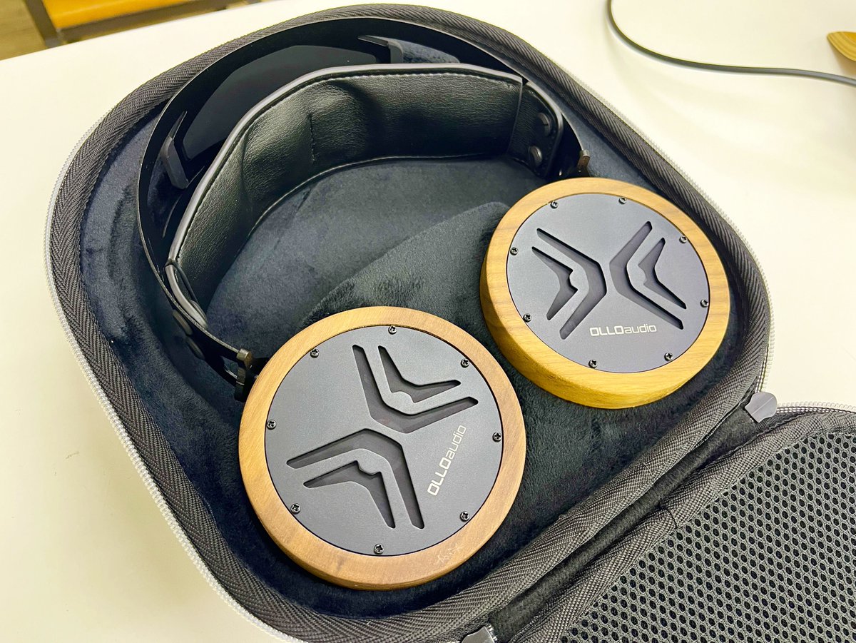 e_earphone_NPB's tweet photo. 【新製品・試聴機展示開始情報📢】
\絶賛発売中/
フラットなサウンドを、ラップトップからアナログ・コンソールまで
#OLLOAudio
『X1』
当店試聴機ございます
プラグイン&ダイレクトEQサポート
個体別キャリブレーションは、付属のUSC II プラグインのみならず、「RME Total Mix」、「UA Console」、「MOTU Control」、「Neumann Monitor Mission」、DSP対応オーディオ・インターフェース、さらにはアナログEQストリップなどのハードウェアにEQ値としてダイレクトに実行できます
AIプロセッシングを用いた個体別キャリブレーション
すべての「X1」ユニットは個別にテストされ、素材や音響公差による周波数特性の偏差を修正するキャリブレーションが行われます
AIの分析力により「X1」をさらに精密に微調整することができます
ステレオ、スパイラル、ハーマン・ターゲット
「X1」のデフォルト・キャリブレーションは、ステレオ・ミキシングの翻訳に最適化されていますが、ワンクリックで切り替えられるバイノーラル・モードによりスパイラル・オーディオ・ミキシング、人気のハーマン・ターゲット・カーブを用いたミキシングのクロス・チェックが行えます(USC II プラグインでのみ使用可能)
ぜひ当店にてご試聴・ご覧くださいませ
#eイヤホン #eイヤ大阪日本橋本店