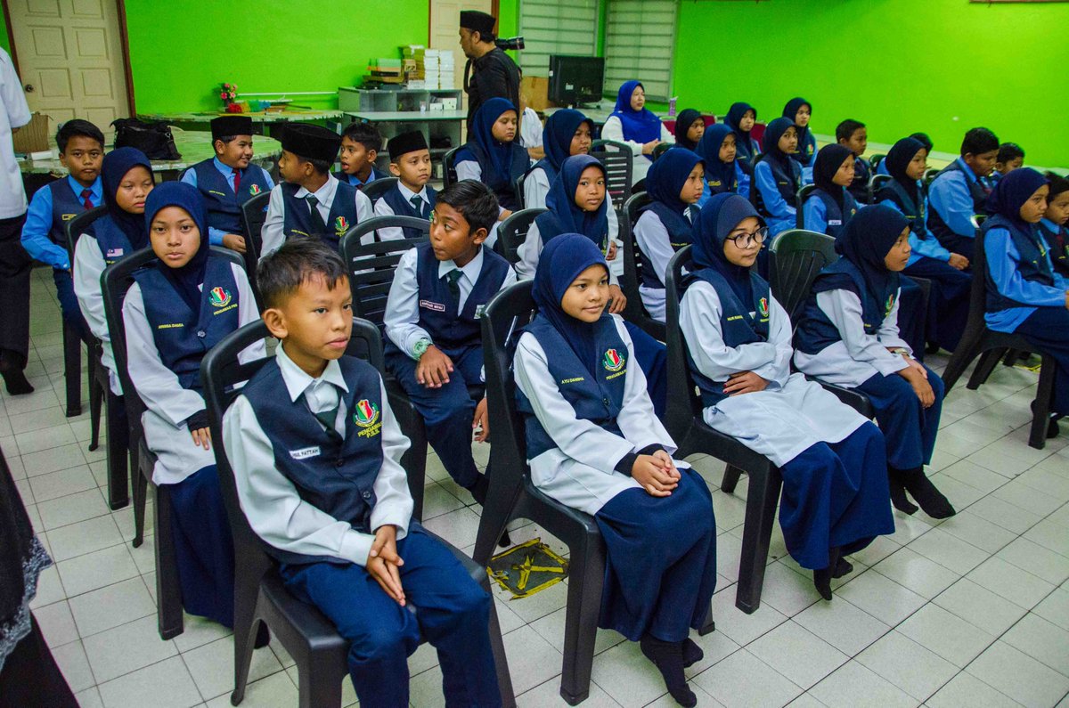 psbuum's tweet photo. Pada 15 April 2025, PSB melalui Unit Jaringan Akademik dan Komuniti (UJAK), BPMP telah menghadiri Majlis Penyerahan Projek Penaiktarafan Pusat Sumber di Sekolah Kebangsaan Kampong Gelam, Alor Setar.

Semoga Pusat Sumber ini terus dimanfaatkan sebaiknya oleh warga SK Kampong Gelam https://t.co/ol3ZWpQzdc