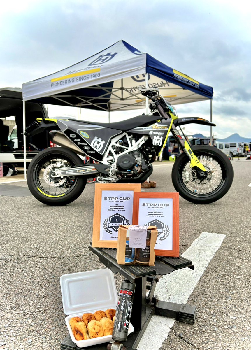 0808Kawano's tweet image. 1番いただきました😆ﾔﾀｰ!
しかしペナルティ貰ってるようじゃ甘ちゃん…

開催ありがとうございました✨

次は愛媛大会💪
#STPP #佐賀 #モトジムカーナ #武雄自動車学校 #ガーリック塩 #白餃子 #この時期の水かけはただの修行