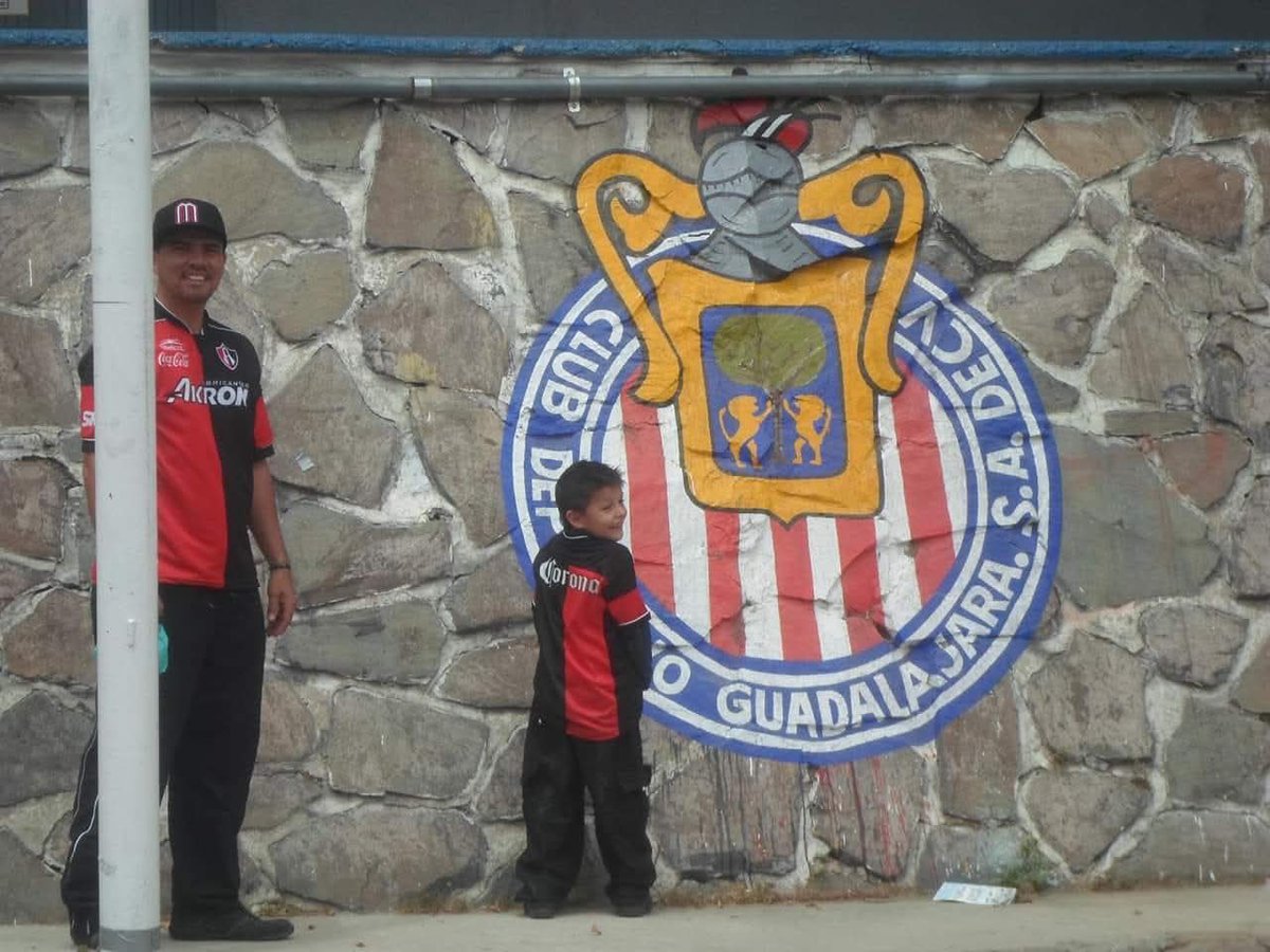 quimogrande's tweet photo. Un niño ejemplar desmanchando la barda del estadio Jalisco. 👍🏻😆😁
#AtlasVsChivas https://t.co/u127WFYdss