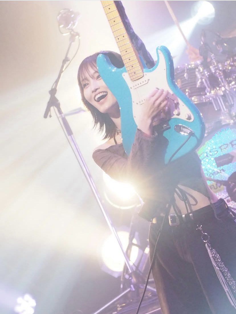 先月の京都MUSE、昨夜で感じたこと
彩ちゃん、元気になって良かったなぁって🥹

療養中の近況生配信を見た時、ホッとしたのと同時に「これは復帰しても激しいステージは無理かもなぁ」と正直思いました😢

それが復帰後LIVEでは最高を更新し続けて…

健康に留意して走り続けて欲しい✨

#山本彩