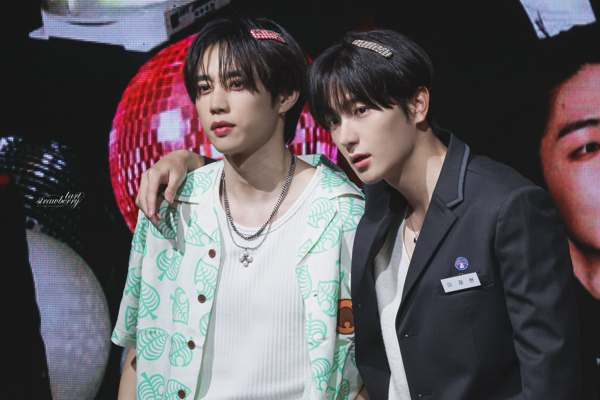 moer0417's tweet photo. 250405 더보이즈 뮤빗 팬싸
#선우 #SUNWOO #현재 #HYUNJAE 
#THEBOYZ #더보이즈 https://t.co/Gpx7I7lMwy