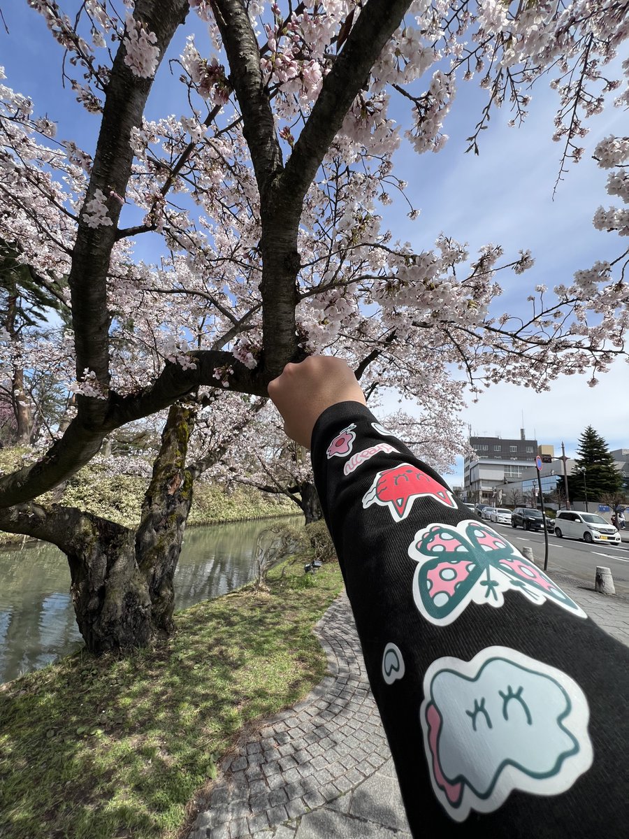 JONAKAIGOLD_12's tweet photo. 世界的Ese プレス職人さんにプレスしてもらえました!!!
シールの配置褒めていただきました😻
このロンT、デザインも好きでもう1着買おうかな😂
#実土里
#ライスボール
#midream https://t.co/338cE38mzb