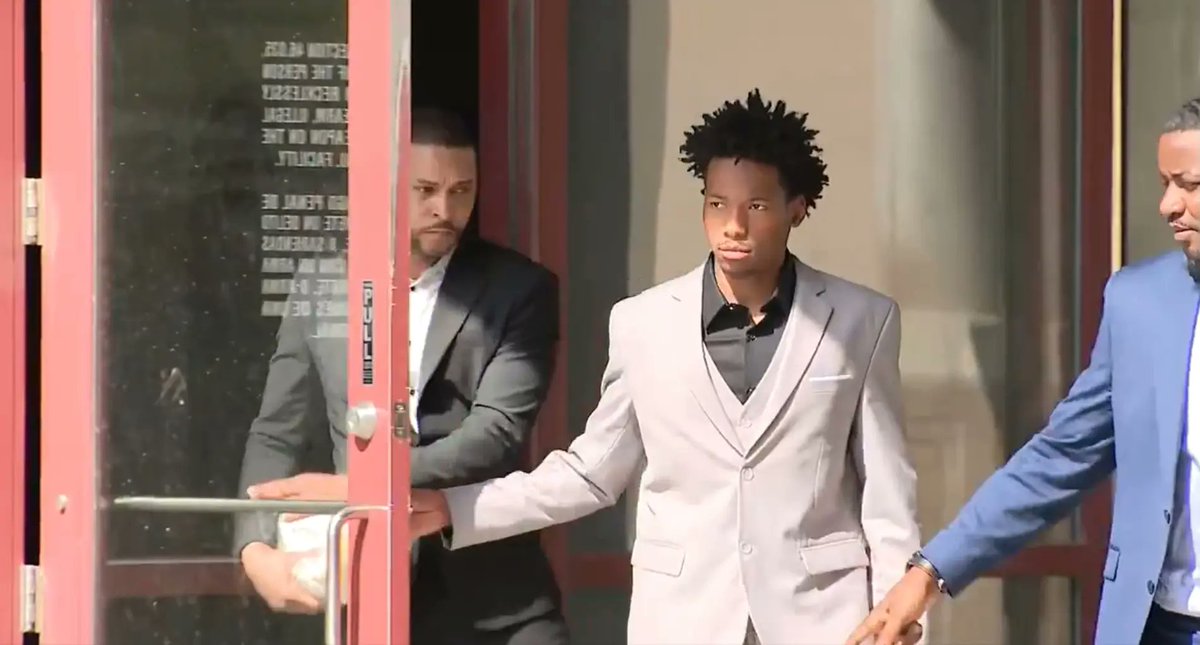 MarioNawfal's tweet image. 🇺🇸TEEN STABBED OVER A SEAT - NOW HIS DAD’S THE VILLAIN?

Austin Metcalf was stabbed to death at a Texas track meet. Over. A. Seat. 

The accused? 17-year-old Karmelo Anthony, now chilling at home on house arrest.

When Karmelo’s family held a press conference to defend their…