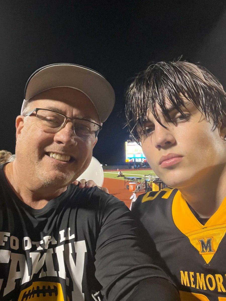 MarioNawfal's tweet image. 🇺🇸TEEN STABBED OVER A SEAT - NOW HIS DAD’S THE VILLAIN?

Austin Metcalf was stabbed to death at a Texas track meet. Over. A. Seat. 

The accused? 17-year-old Karmelo Anthony, now chilling at home on house arrest.

When Karmelo’s family held a press conference to defend their…