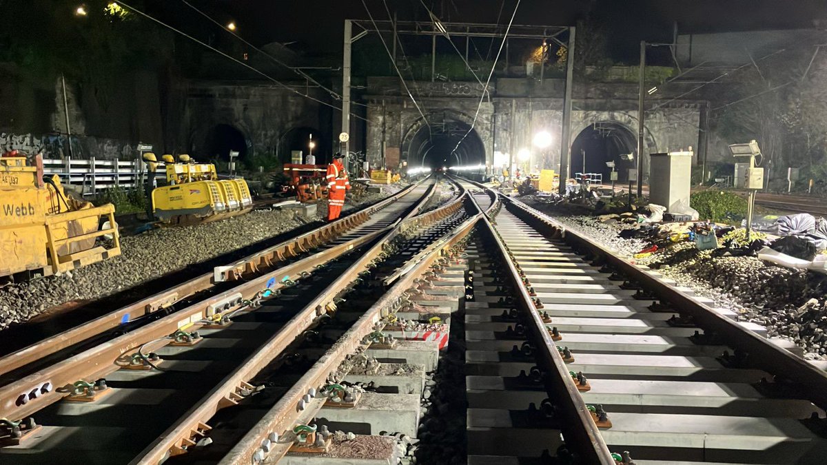 NetworkRailEUS's tweet photo. 🛤️ #EasterWorks: Our major track upgrades at Kensal Green, near Willesden Junction station

🦺 We’re replacing switches &amp; crossings, which allow trains to move from one track to another

🚆 Our improvements will help to make journeys more reliable https://t.co/TiNd5LhiEO https://t.co/b25Nz7buQm