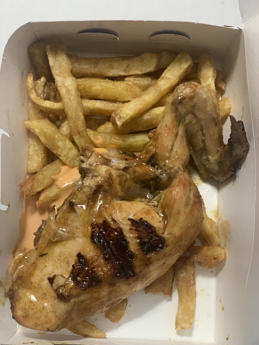 ChigaChikuru's tweet photo. Its me who bought quater chicken and 5 chips @SteersSA in masvingo zimbabwe. Ayaaas https://t.co/Cwnoh0OoZR