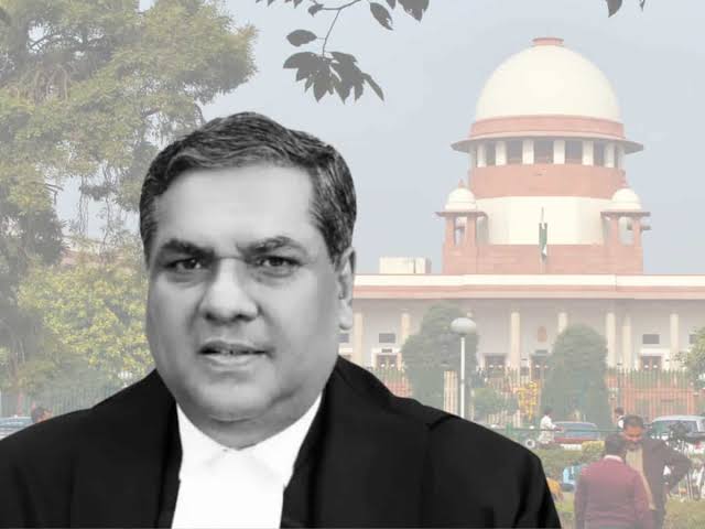 राष्ट्रपति  या  चीफ जस्टिस

अंतिम फैसला किसका होगा  ?

जबकि सुप्रीम कोर्ट यदि किसी को मृत्युदंड दे दे तो उस आदेश को पलटकर उसे भी जीवनदान देने का अधिकार राष्ट्रपति के पास है

सुप्रीम कोर्ट कानून बनाने के लिए है
या कानून के निर्देशों का पालन करते हुए अपराध सुनिश्चित करने के लिए ?