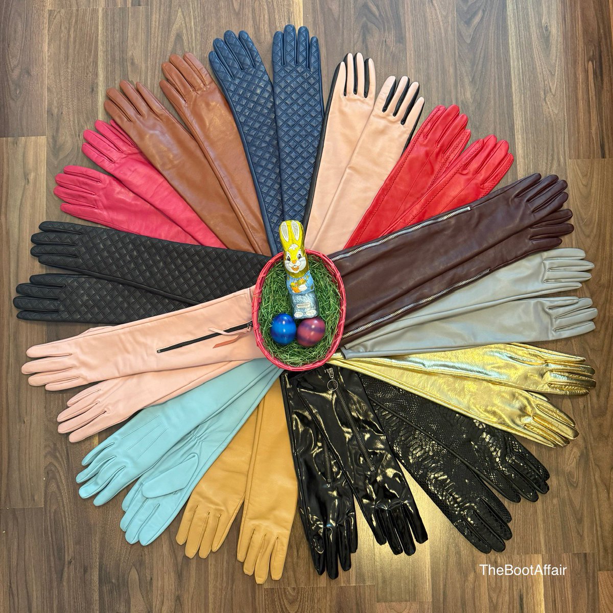Happy Easter to all of you. Let me torture the eggs a little. Gloves are here to protect me. 🐣

Frohe Ostern wünsche ich Euch allen. Lass mich die Eier ein wenig quälen. Handschuhe damit ich gut beschützt bin, sind da. 

#gloves #Handschuhe #Easter2025 #Leather