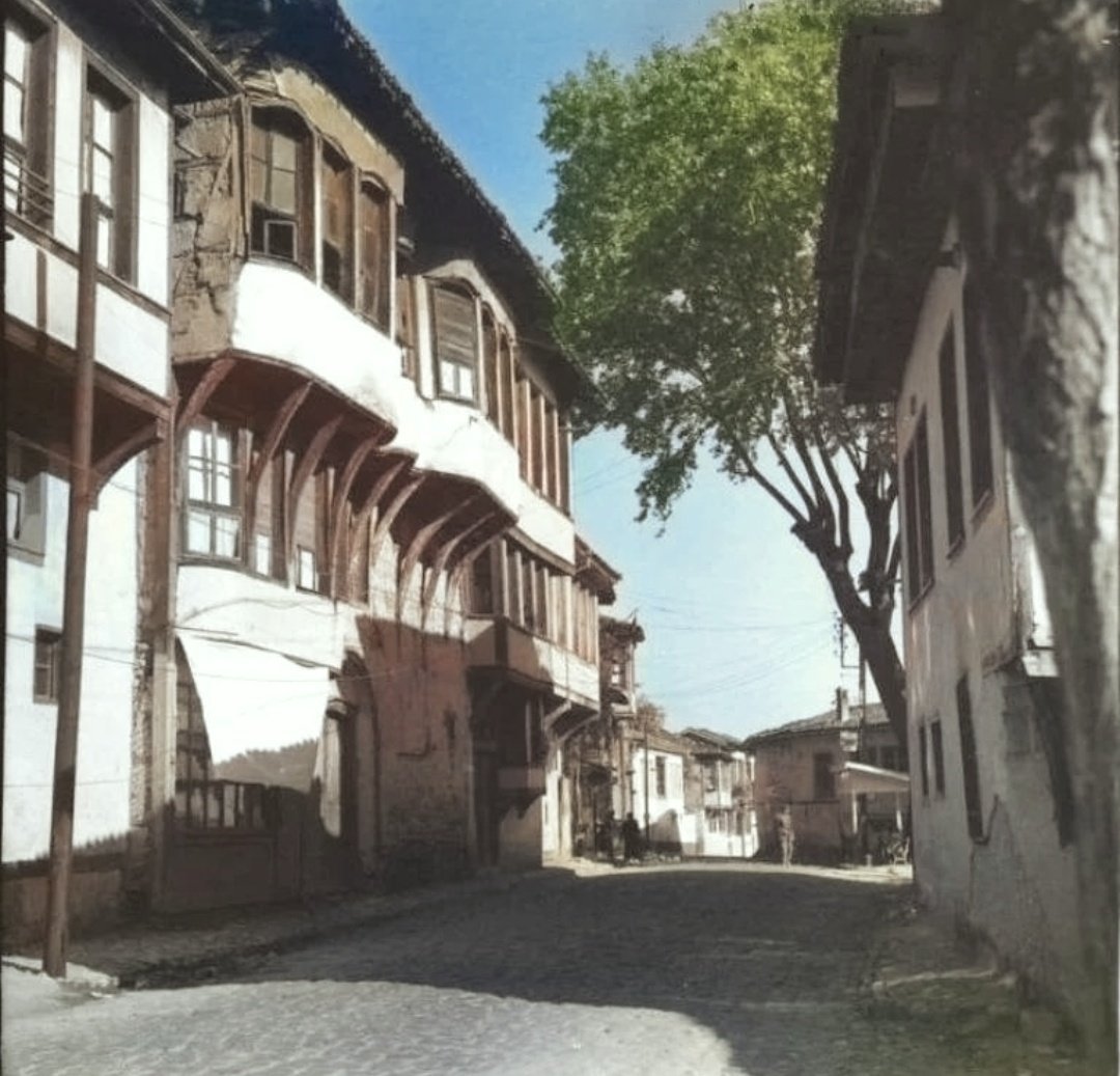 mehmet_dilbaz's tweet photo. Bir şehrin mimarisi zaman geçtikçe daha da güzelleşmeli ama bizde böyle oluyor maalesef.

Yer: Bursa 

Böyle değişim olur mu, ben size soruyorum?

#kaybolantarihinpeşinde https://t.co/0kvYLwcjDw