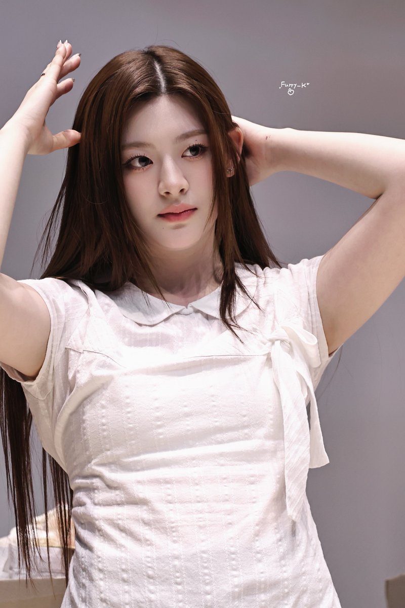 250419 천사 본다👰🏻‍♀️

#STAYC #세은  
#스테이씨 #SEEUN 
#공주와또