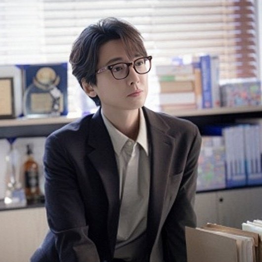 terharu juga liat remaja jamet kampung yang pertama kali ke seoul, takut nyasar, aksen medhok, cuma bawa mimpi buat bisa jadi dokter. terus sekarang udah jadi chief CS, one of the smartest, hottest and powerful surgeons in the country. huhu #mamahbangga 😭😭😭😭😭😭😭😭😭😭😭😭😭