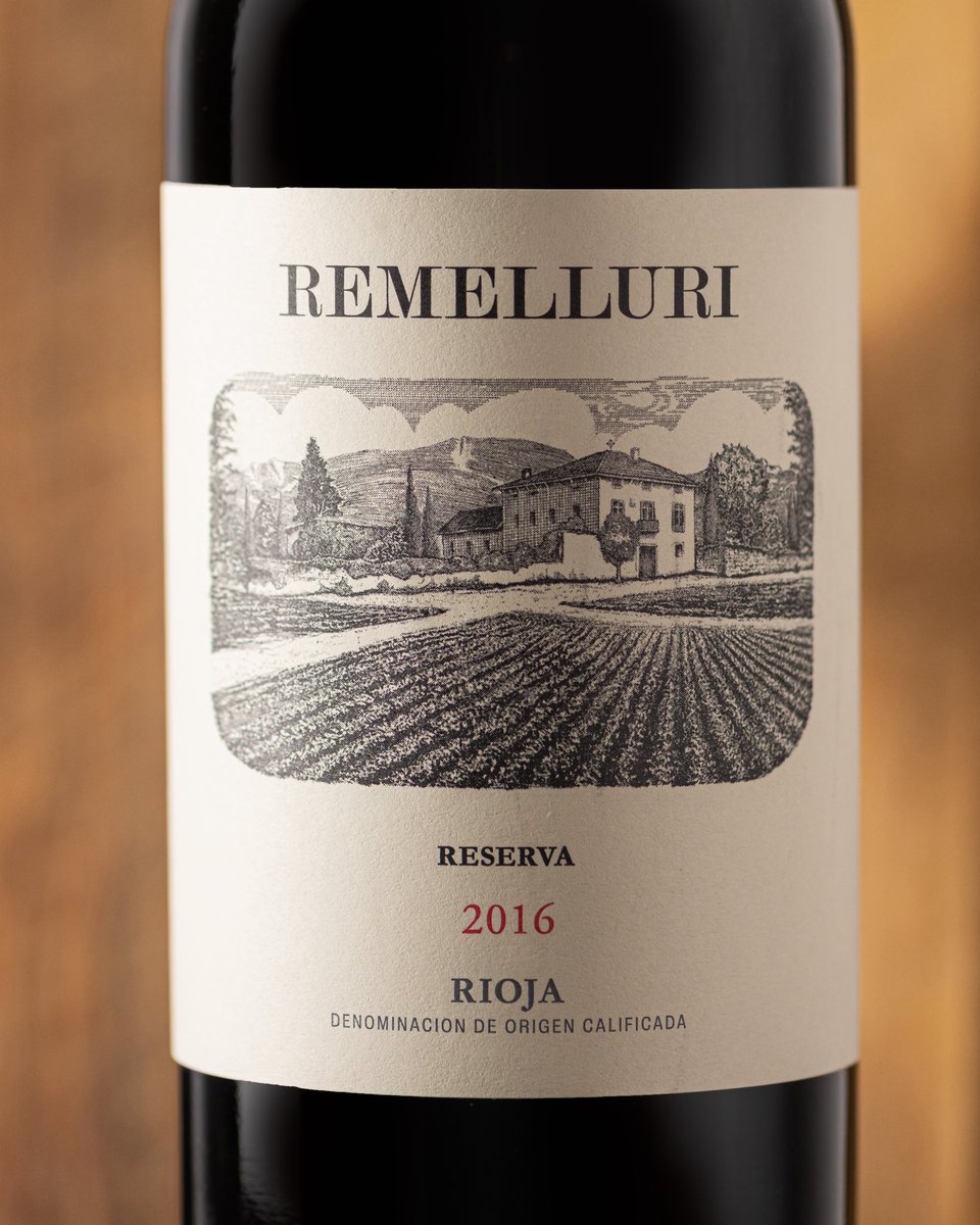 Remelluri Reserva 2016 es un excepcional tinto de la bodega familiar de Telmo Rodríguez en Rioja. Ensamblaje de tempranillo, garnacha y graciano. Un vino intenso y expresivo, sedoso en boca y de final fresco. Para guardar hasta 10 años. #vinodeldía bit.ly/3Y0QNvb