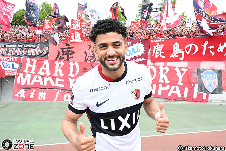 zonewebofficial's tweet photo. 連敗中のチームを救ったのはこの男✨

アウェー岡山戦で勝利をもたらしたターレス・ブレーネル🇧🇷
試合後にはファン・サポーターの前で笑顔👍

📷：徳原隆元

#ターレス・ブレーネル #antlers https://t.co/X8VMkMTKgB