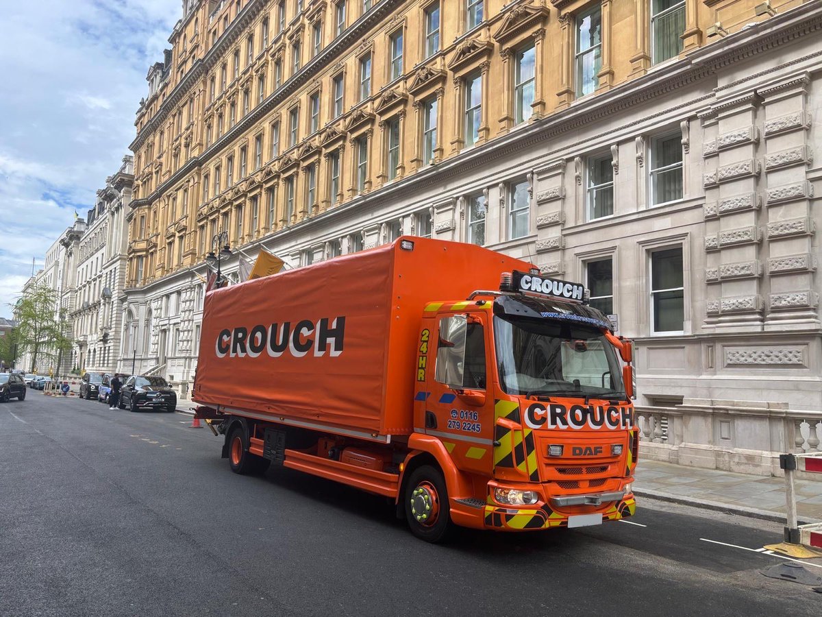 CrouchRecovery's tweet photo. This Easter, our covered transporter is working overtime in Central London, helping more than just broken-down bunnies. Whether it’s a classic car or a choc-full load of eggs, we’ve got it covered—literally 🐣🥚🐇🍫 #EasterRecovery #CoveredWithCare https://t.co/iWifopVzZt