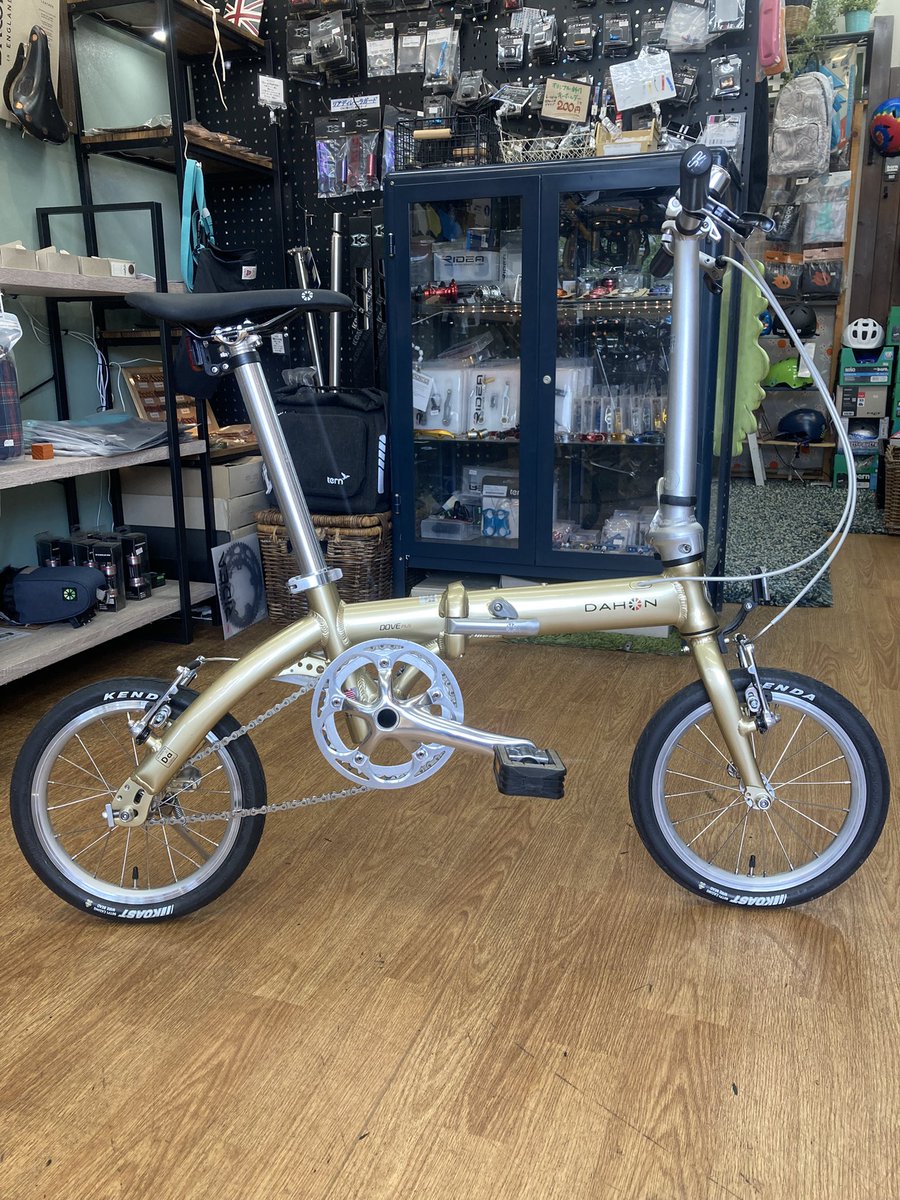 calmaxnabesan's tweet photo. ♻️DAHONダヴプラス プレミアムゴールド♻️

2018年ごろの限定カラー
軽量6.97kg

前のオーナーさんはそれほど距離乗られなかったのですが、ちょうどアタリがとれたところで快適な走りを楽しめそうです😆
完全整備を済ませてお渡しします🙇

¥50,000- 税込・防犯登録料込み https://t.co/pWzA3hA2dU
