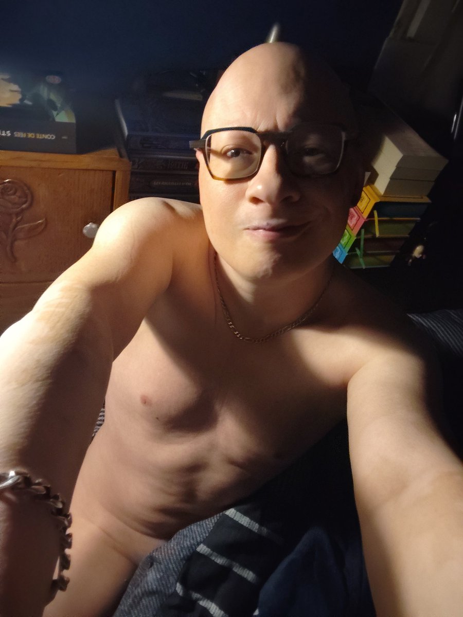 vildamour's tweet photo. Clair obscure 📸 je vous souhaite un bon dimanche les Xtis 🤗 moi je me réveille tout doucement 😴🥱 Passez une bonne journée et je vous kiffe grave #positivebody #alopècie https://t.co/LRjwvhPxGw